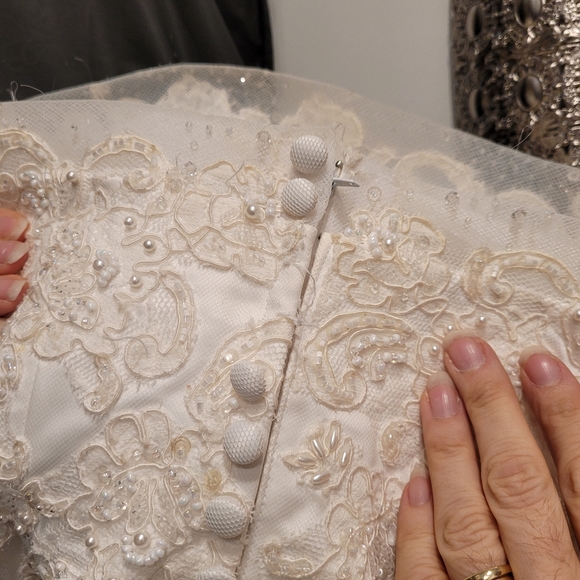 Wedding dress - Picture 8 of 9